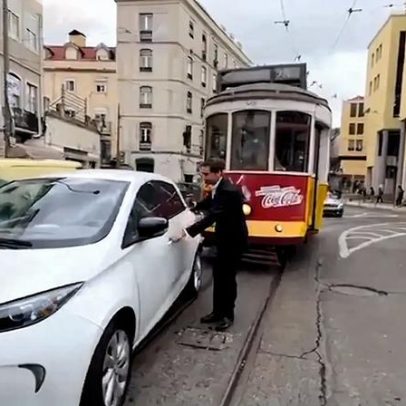 Deputado do Chega estaciona em cima da linha do elétrico na Praça do Martim Moniz