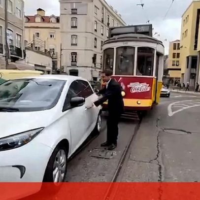 Deputado do Chega estaciona sobre a linha do elétrico na Praça do Martim Moniz