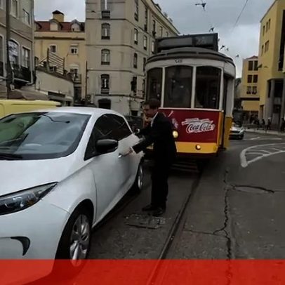 Deputado do Chega estaciona sobre a linha do elétrico na Praça do Martim Moniz