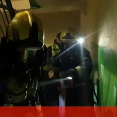 Bombeiros resgatam moradores de prédio bombardeado em Kiev