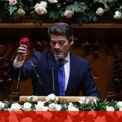 Polémica no Parlamento: Ventura retira cravos vermelhos e fala em rosas brancas