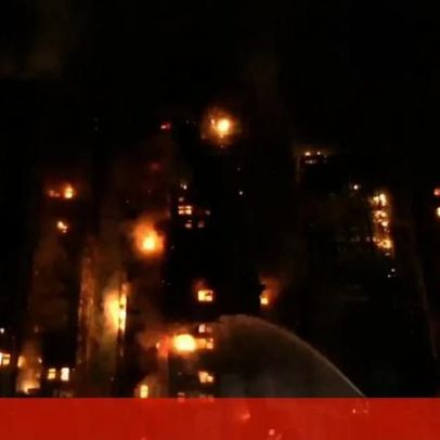 Incêndio de grandes dimensões atinge arranha-céus em Hong Kong