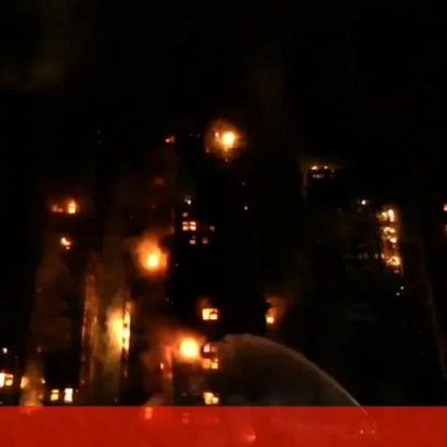 Incêndio de grandes dimensões consome arranha-céus em Hong Kong