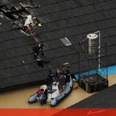 Família fica presa no telhado durante cheias na Tailândia, resgatada de barco