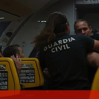 Lutadora de MMA agride dois polícias em voo da Ryanair e é detida no aeroporto