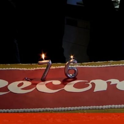 Record celebra aniversário na redação com festa entre colegas