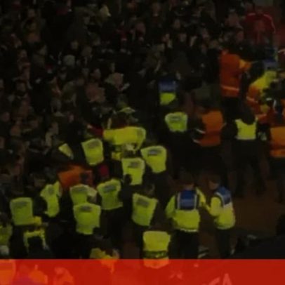 Ultras do Bayern em confronto violento com stewards nas bancadas do Emirates