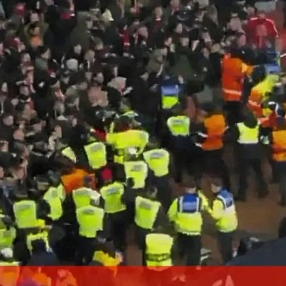 Ultras do Bayern em confrontos com stewards nas bancadas do Emirates