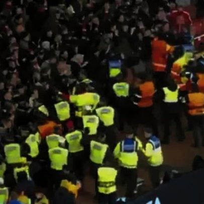 Ultras do Bayern envolvidos em confrontos com stewards nas bancadas do Emirates