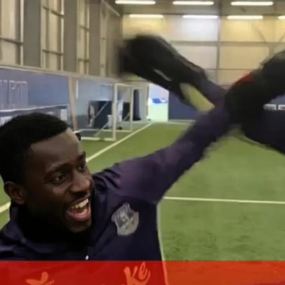 Gueye e Michael Kean simulam boxe após agressão no jogo contra Manchester United