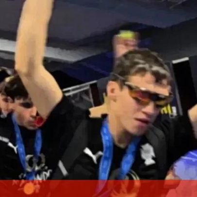 Sub-17 celebram título mundial com hino no relvado e festa no balneário