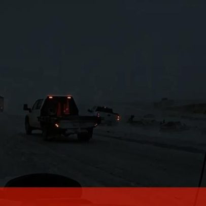 Bombeiros e polícia escapam de carrinha desgovernada em estrada gelada nos EUA
