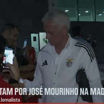 Mourinho, estrela na chegada do Benfica à Madeira, a dar autógrafos