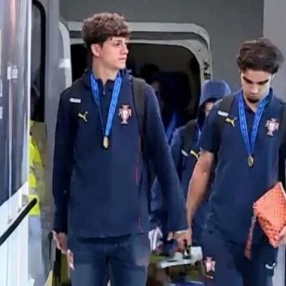 Seleção de sub-17 chega a Portugal com troféu do Mundial