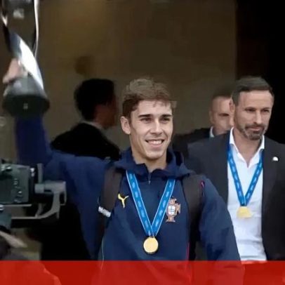 Rafael Quintas segura taça; adeptos celebram Mundial de sub-17 no aeroporto