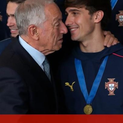 Marcelo Rebelo de Sousa cumprimenta Seleção Sub-17 com apertos de mão