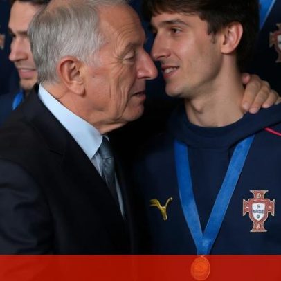Marcelo Rebelo de Sousa cumprimenta Seleção Sub-17 com apertos de mão