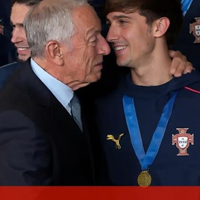 Marcelo Rebelo de Sousa cumprimenta Seleção Sub-17 com apertos de mão