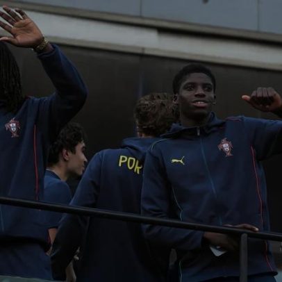 Seleção Sub-17 chega a Portugal: imagens da travessia do aeroporto a Belém