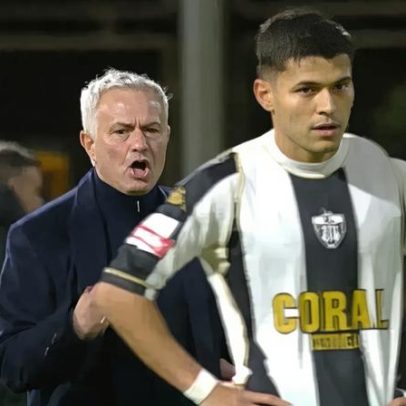 Mourinho celebra vitória na Madeira com expressão forte