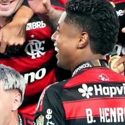Bruno Henrique ganha microfone antes de levantar a Libertadores e ouve exclamção surpresa