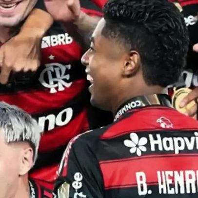 Bruno Henrique segura o microfone antes de erguer a Libertadores