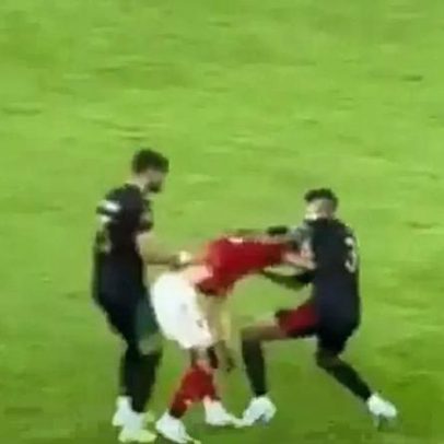 Adeptos atiram faca a jogador, impedidos de mostrar ao árbitro pelos adversários