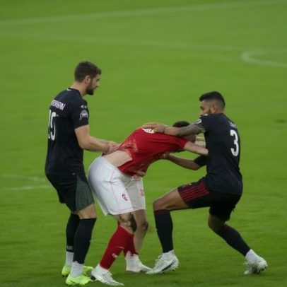 Adeptos atiram faca a jogador, adversários impedem que mostre a faca ao árbitro