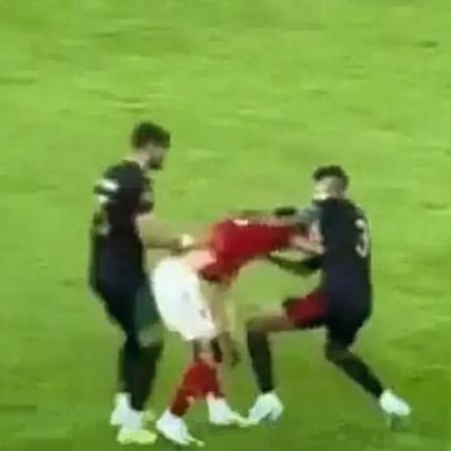 Adeptos atiram faca a jogador, mas impedem de mostrar ao árbitro