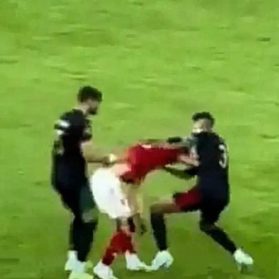 Adeptos atiram faca a jogador, mas impedem-no de mostrar ao árbitro