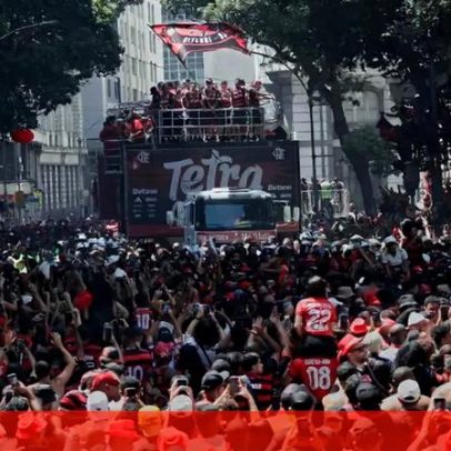 Centenas de milhares de fãs pintam ruas do Rio após conquista do Flamengo