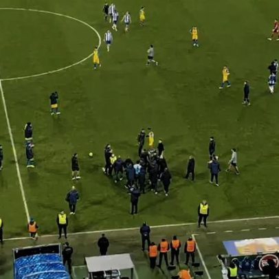 Ambiente aquece no final FC Porto-Estoril com bate-boca entre Cathro e Farioli