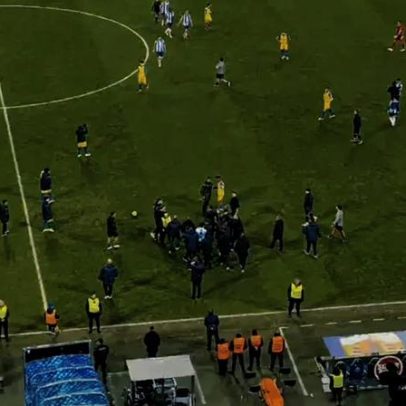 Fim do FC Porto-Estoril com bate-boca entre Ian Cathro e Farioli
