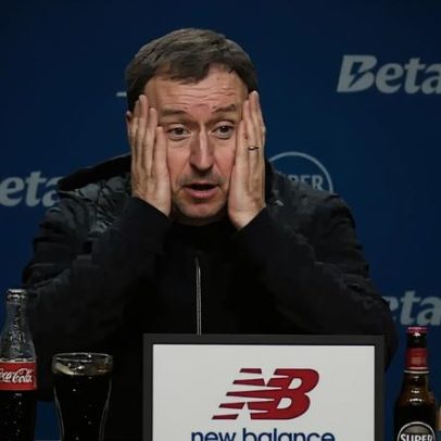 Ian Cathro comenta tensão no FC Porto-Estoril e desconforto com toque no rosto