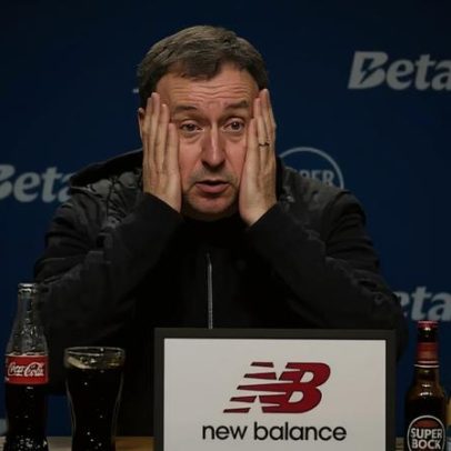 Ian Cathro e a tensão no FC Porto-Estoril: queixas sobre toques faciais