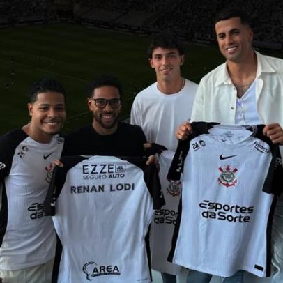 Cancelo e Félix acompanham jogo Corinthians-Botafogo durante pausa