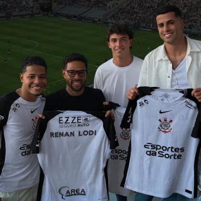 João Cancelo e João Félix assistem ao jogo Corinthians-Botafogo no Brasil
