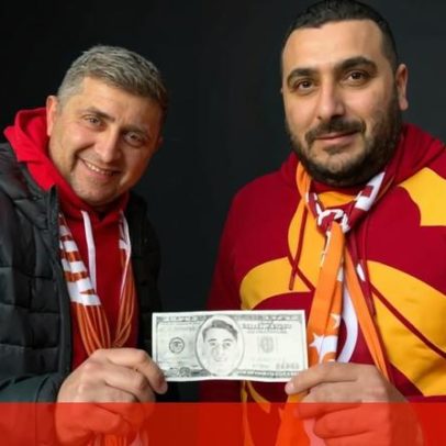 Notas com a cara de Aktürkoglu marcam protesto de fãs do Galatasaray