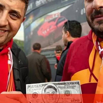 Protesto de fãs do Galatasaray com notas de 100 dólares