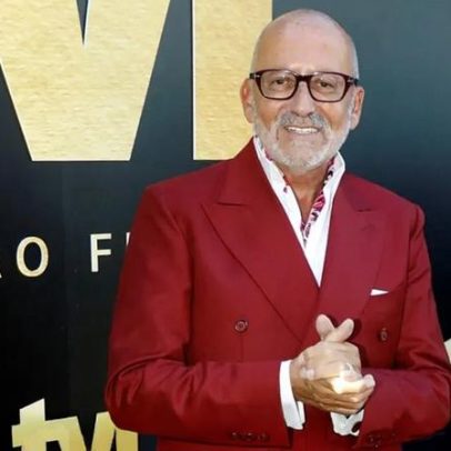 Manuel Luís Goucha já monta a árvore de Natal que chega ao teto