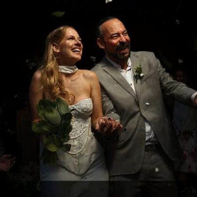 Cantor famoso casa em segredo aos 51 anos e revela fotos