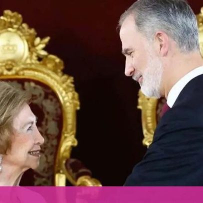 Felipe VI condecora a mãe e ela emociona-se