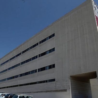 Papa atenua pena de universitária que simulou morte de colega
