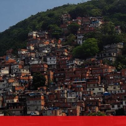 Bebê de um ano baleado na cabeça após pai entrar com carro em favela do RJ