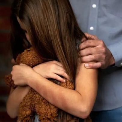 Aproveita o internamento da mulher para violar a enteada