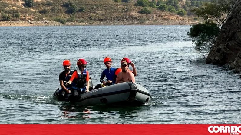 Praticante de caiaque foi resgatado pelos bombeiros FOTO: Direitos Reservados