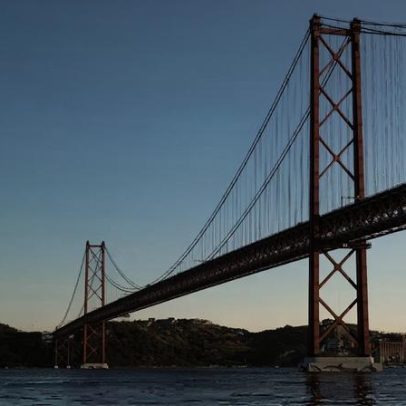 Acidente entre carro e mota condiciona trânsito na Ponte 25 de Abril