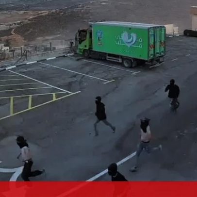 Mesquita incendiada na Cisjordânia por colonos israelitas