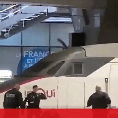Polícia baleia homem armado com faca numa estação de comboios no centro de Paris