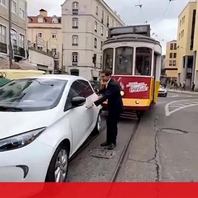 Deputado do Chega estaciona sobre a linha de elétrico na Praça do Martim Moniz